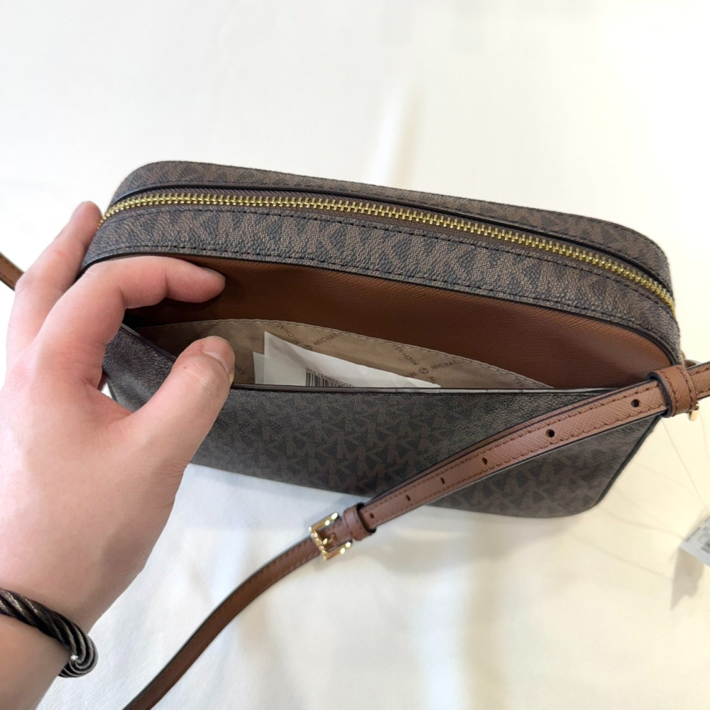 【MK｜全新】現貨 MICHAEL KORS 包包 相機包 金標 滿咖 防刮紋 斜背包｜Little Bee 小蜜蜂精品-細節圖3