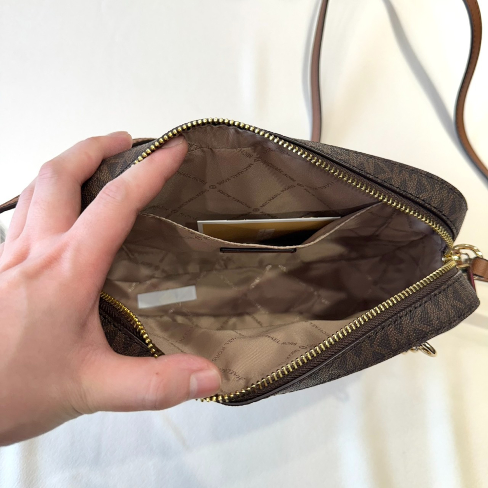【MK｜全新】現貨 MICHAEL KORS 包包 相機包 金標 滿咖 防刮紋 斜背包｜Little Bee 小蜜蜂精品-細節圖4