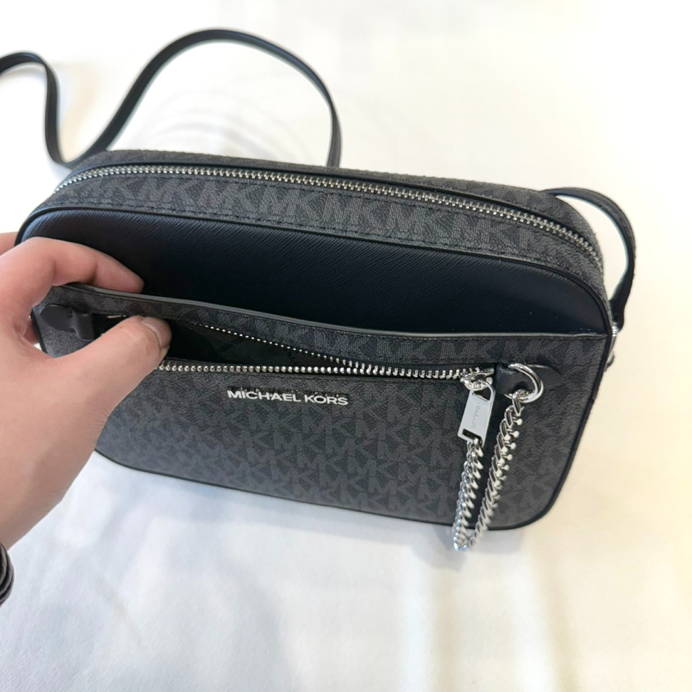 【MK｜全新】現貨 MICHAEL KORS 包包 相機包 金標 滿黑 防刮紋 斜背包｜Little Bee 小蜜蜂精品-細節圖2