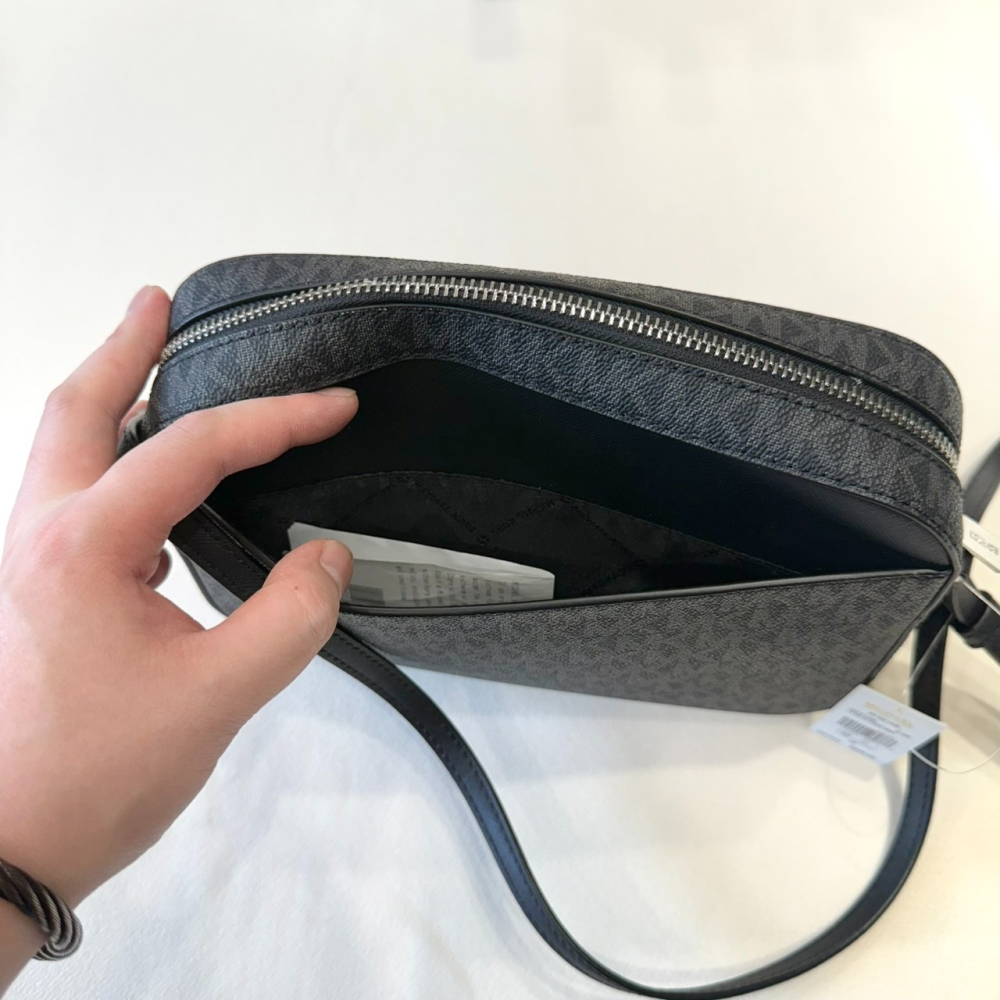 【MK｜全新】現貨 MICHAEL KORS 包包 相機包 金標 滿黑 防刮紋 斜背包｜Little Bee 小蜜蜂精品-細節圖3