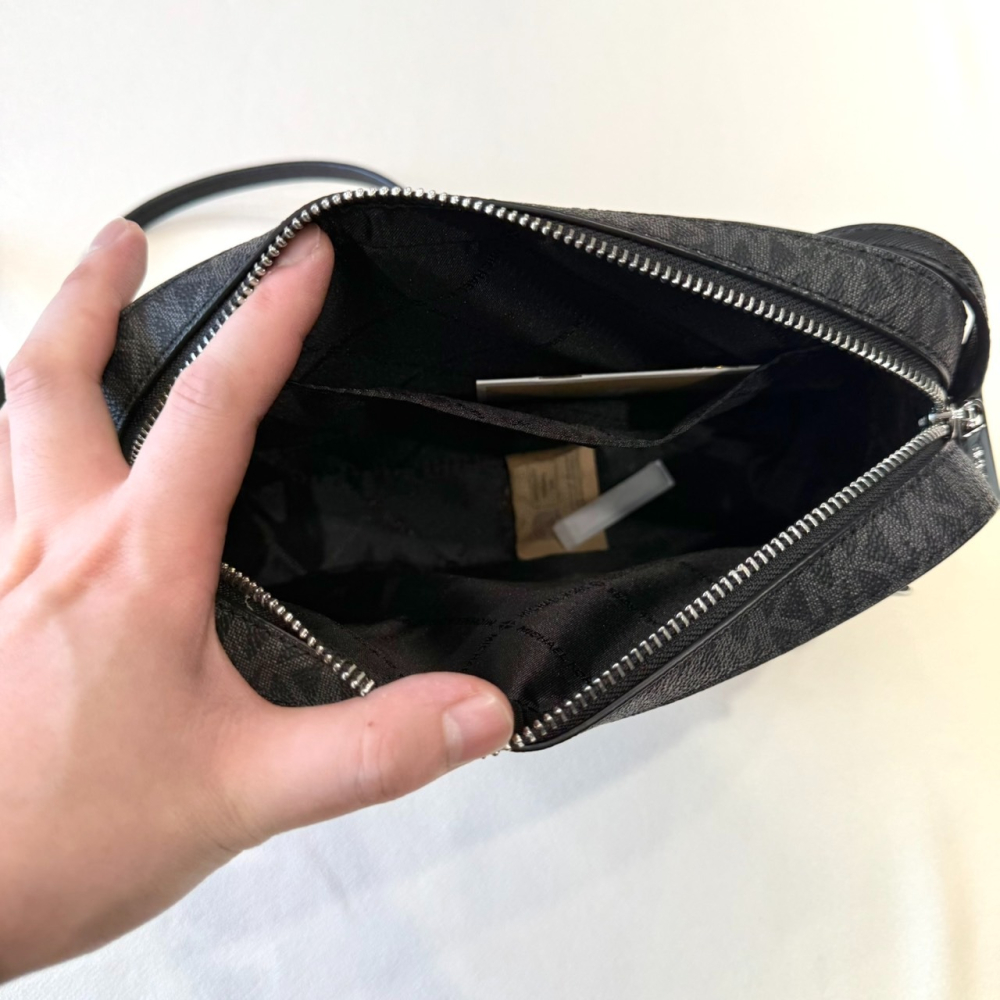 【MK｜全新】現貨 MICHAEL KORS 包包 相機包 金標 滿黑 防刮紋 斜背包｜Little Bee 小蜜蜂精品-細節圖4