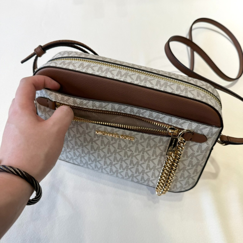 【MK｜全新】現貨 MICHAEL KORS 包包 相機包 金標 滿白 防刮紋 斜背包｜Little Bee 小蜜蜂精品-細節圖2