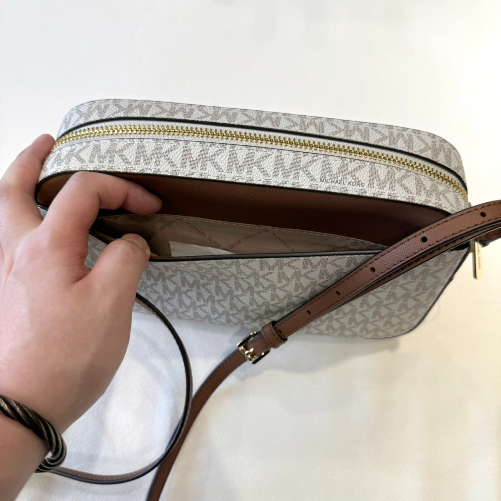 【MK｜全新】現貨 MICHAEL KORS 包包 相機包 金標 滿白 防刮紋 斜背包｜Little Bee 小蜜蜂精品-細節圖3