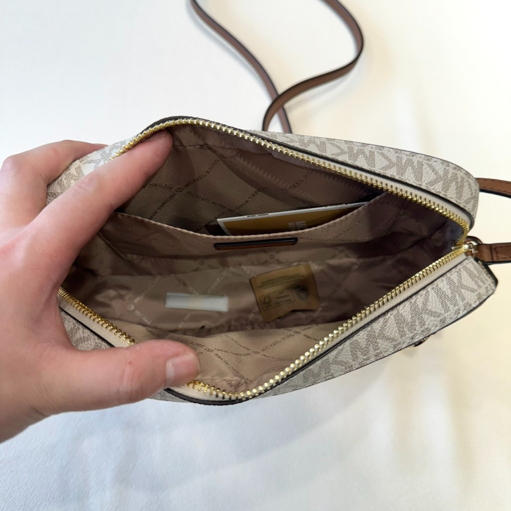 【MK｜全新】現貨 MICHAEL KORS 包包 相機包 金標 滿白 防刮紋 斜背包｜Little Bee 小蜜蜂精品-細節圖4