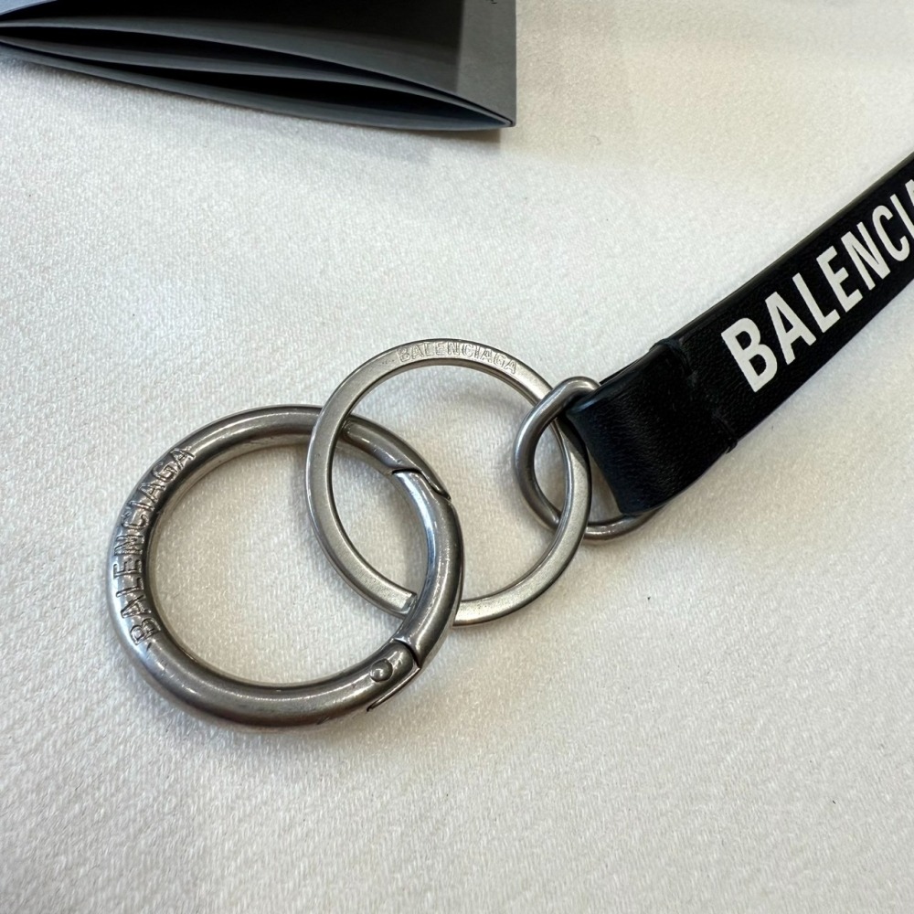 【巴黎世家｜全新】現貨 BALENCIAGA 包包吊飾 經典款 文字 皮標 鑰匙圈｜Little Bee 小蜜蜂精品-細節圖2