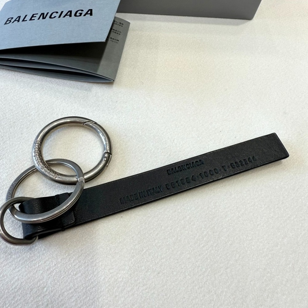 【巴黎世家｜全新】現貨 BALENCIAGA 包包吊飾 經典款 文字 皮標 鑰匙圈｜Little Bee 小蜜蜂精品-細節圖3