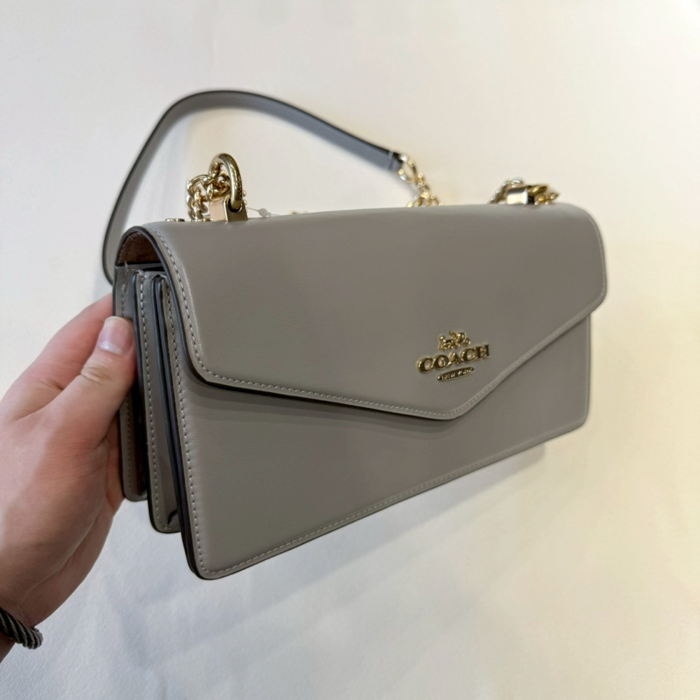 【蔻馳｜全新】現貨 COACH 包包 風琴包 金標 信封款 水泥灰 滑皮 鍊條 斜背包｜Little Bee 小蜜蜂精品-細節圖2