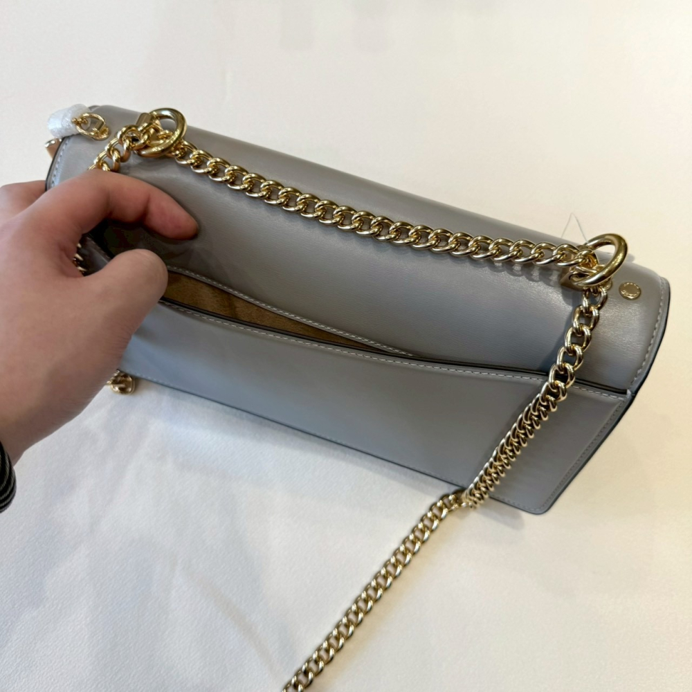 【蔻馳｜全新】現貨 COACH 包包 風琴包 金標 信封款 水泥灰 滑皮 鍊條 斜背包｜Little Bee 小蜜蜂精品-細節圖3