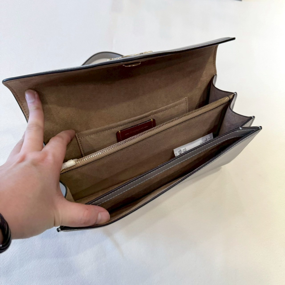 【蔻馳｜全新】現貨 COACH 包包 風琴包 金標 信封款 水泥灰 滑皮 鍊條 斜背包｜Little Bee 小蜜蜂精品-細節圖4