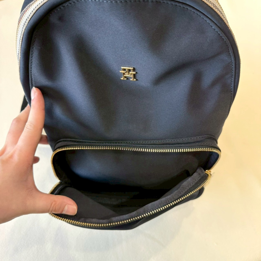 【湯米｜全新】現貨 TOMMY 包包 後背包 金標 尼龍 雙肩包 男女都可用｜Little Bee 小蜜蜂精品-細節圖3