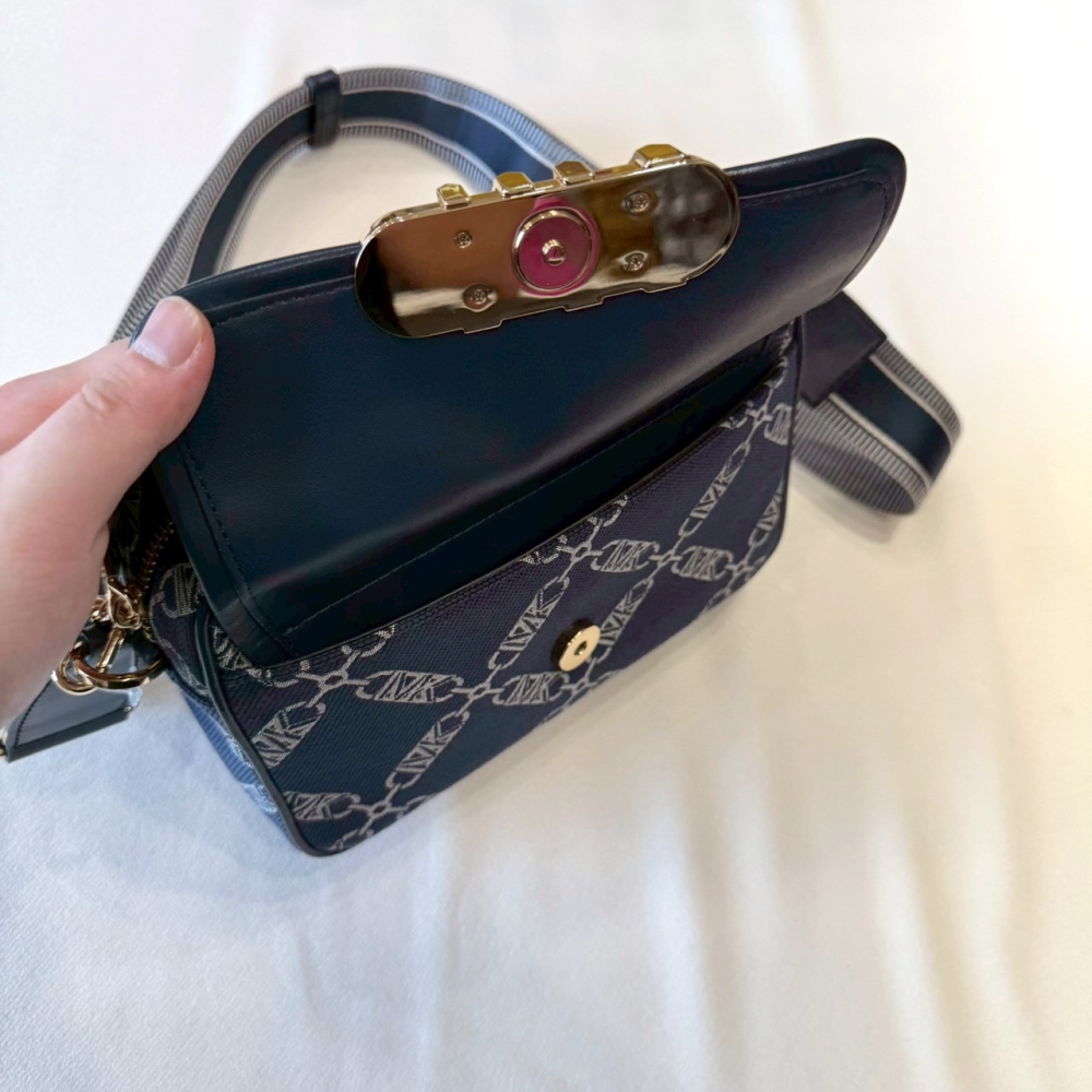 【MK｜全新】現貨 MICHAEL KORS 包包 相機包 專櫃款 緹花布 斜背包｜Little Bee 小蜜蜂精品-細節圖2