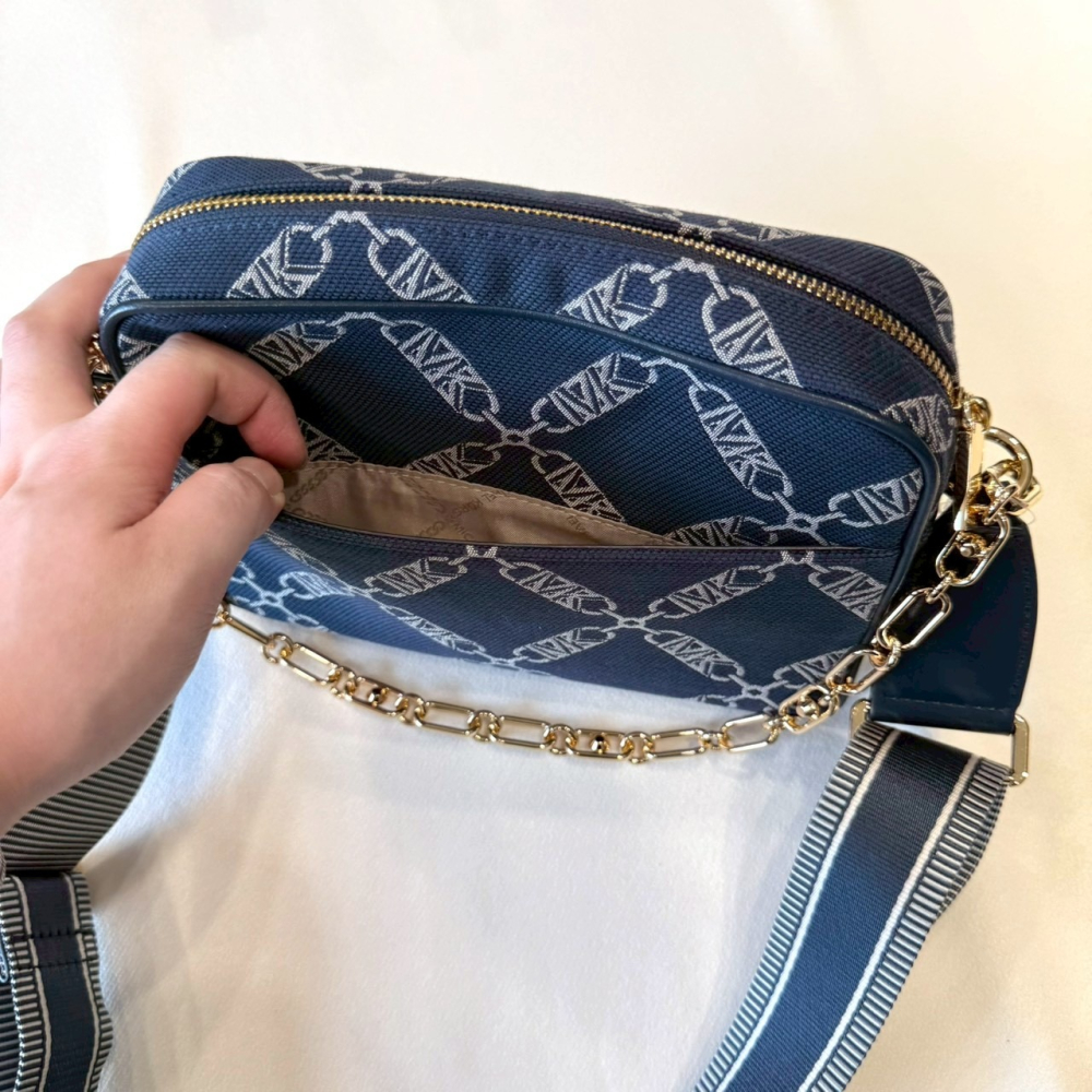 【MK｜全新】現貨 MICHAEL KORS 包包 相機包 專櫃款 緹花布 斜背包｜Little Bee 小蜜蜂精品-細節圖3