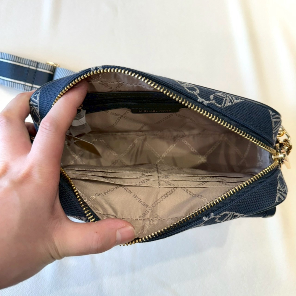 【MK｜全新】現貨 MICHAEL KORS 包包 相機包 專櫃款 緹花布 斜背包｜Little Bee 小蜜蜂精品-細節圖4