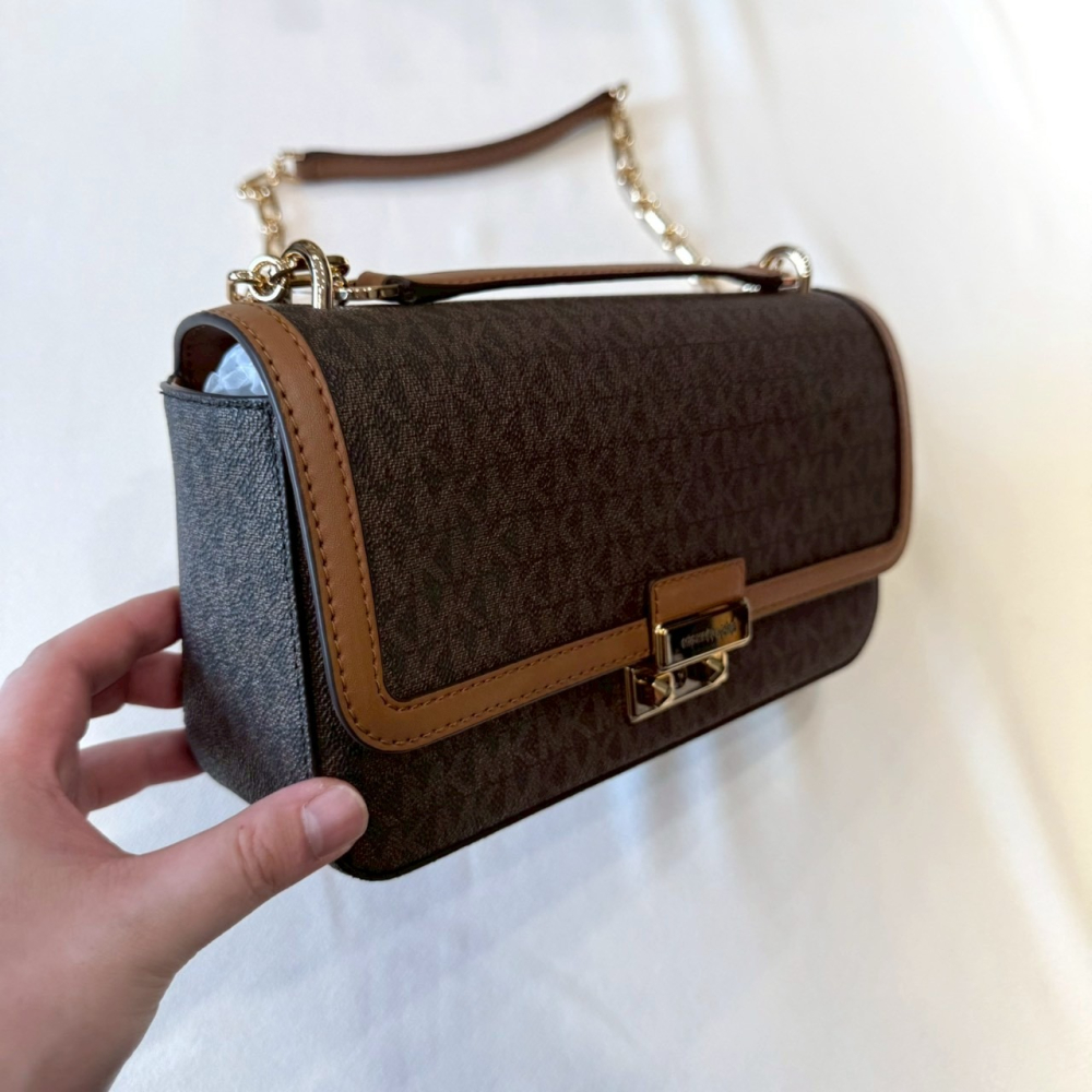 【MK｜全新】現貨 MICHAEL KORS 包包 掀蓋包 金標 滿版咖 鍊條 斜背包｜Little Bee 小蜜蜂精品-細節圖2