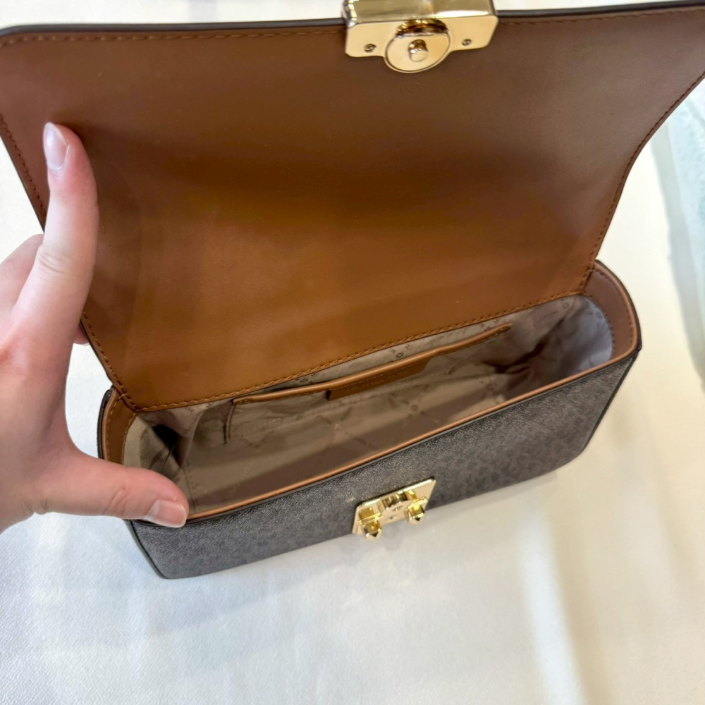 【MK｜全新】現貨 MICHAEL KORS 包包 掀蓋包 金標 滿版咖 鍊條 斜背包｜Little Bee 小蜜蜂精品-細節圖3