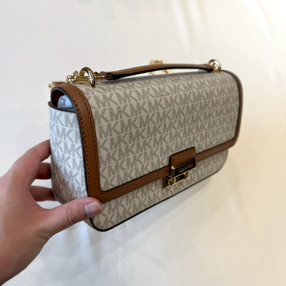 【MK｜全新】現貨 MICHAEL KORS 包包 掀蓋包 金標 白滿版 鍊條 斜背包｜Little Bee 小蜜蜂精品-細節圖2