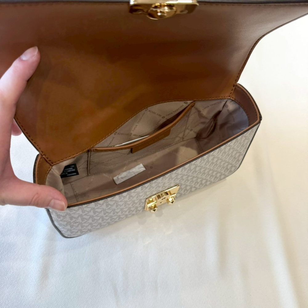 【MK｜全新】現貨 MICHAEL KORS 包包 掀蓋包 金標 白滿版 鍊條 斜背包｜Little Bee 小蜜蜂精品-細節圖3