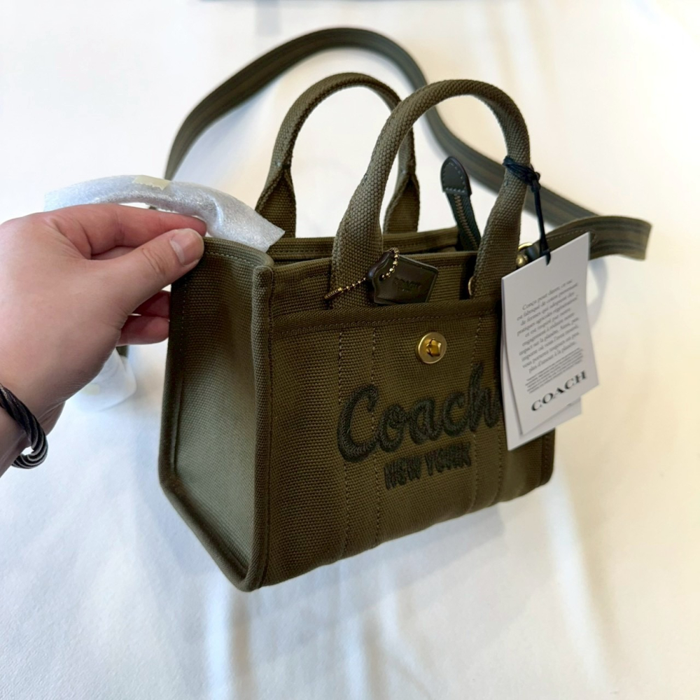 【蔻馳｜全新】現貨 COACH 包包 紙袋包 小號 刺繡LOGO 帆布 兩用包 斜背包｜Little Bee 小蜜蜂精品-細節圖2