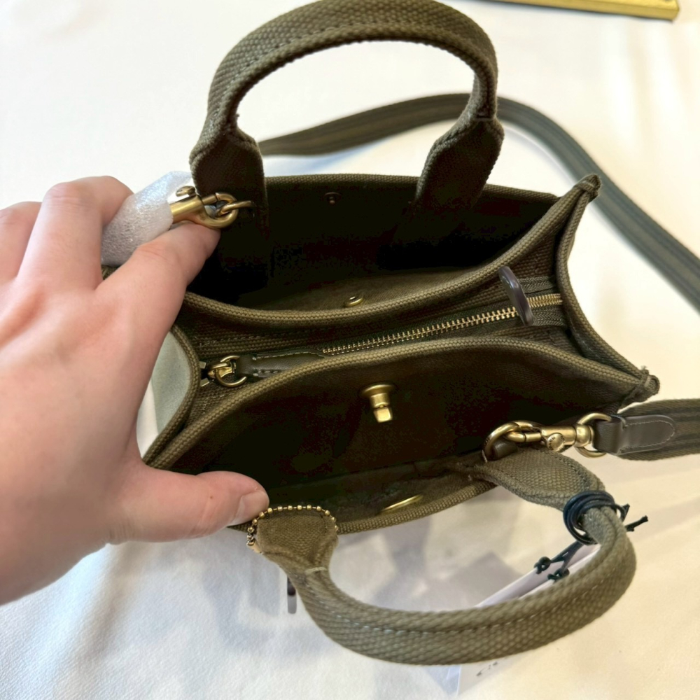 【蔻馳｜全新】現貨 COACH 包包 紙袋包 小號 刺繡LOGO 帆布 兩用包 斜背包｜Little Bee 小蜜蜂精品-細節圖3