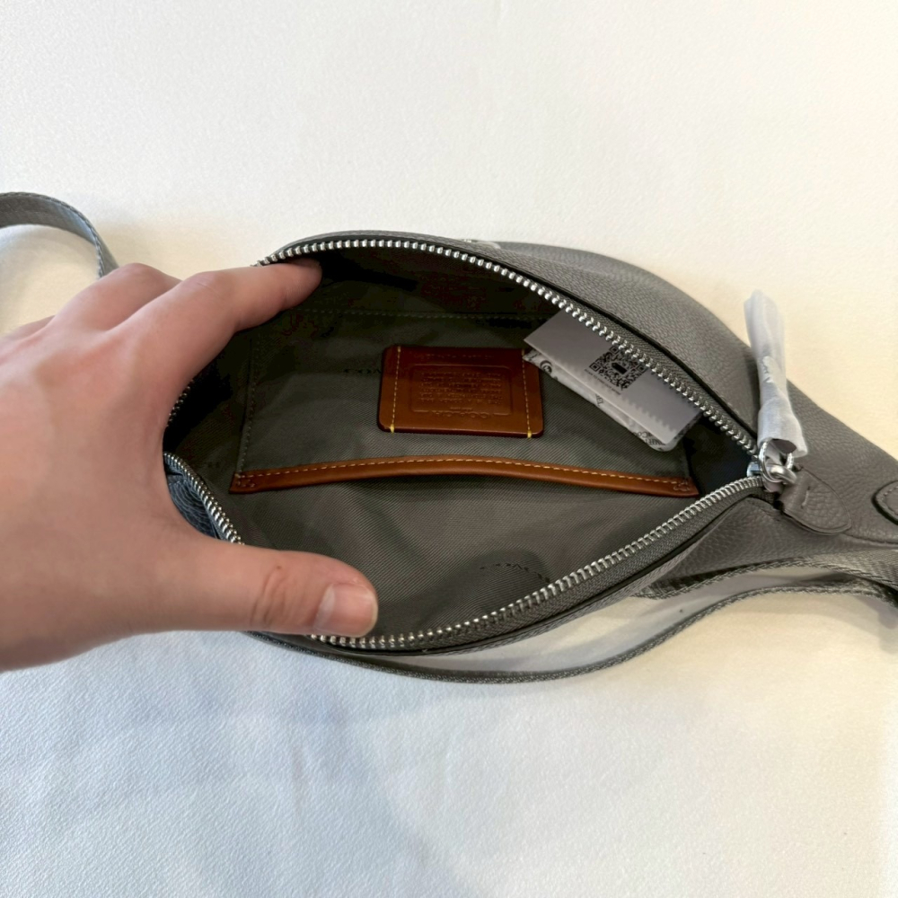 【蔻馳｜全新】現貨 COACH 包包 胸包 專櫃款 銀標 C字 荔枝紋 腰包 斜背包｜Little Bee 小蜜蜂精品-細節圖2