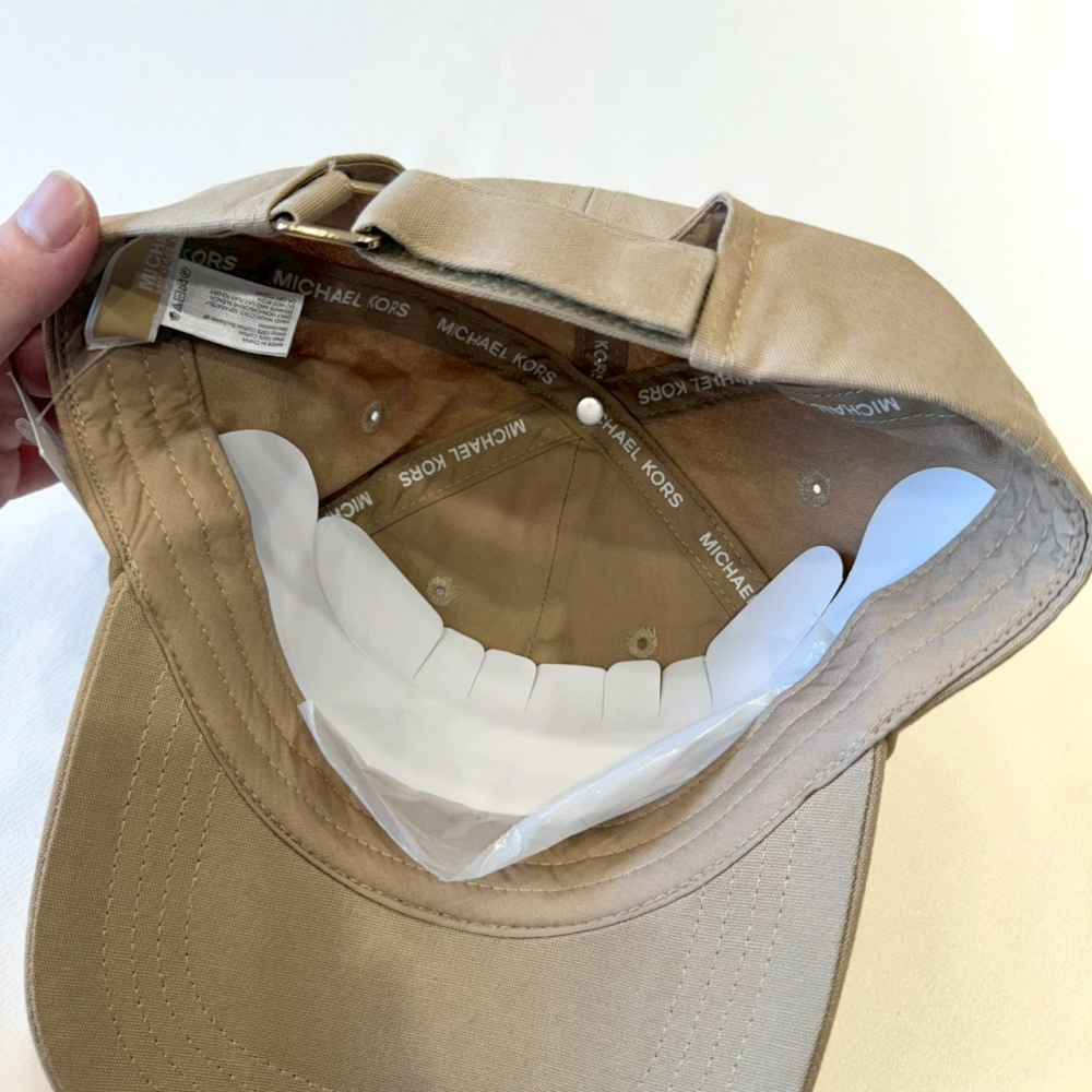 【MK｜全新】現貨 MICHAEL KORS 帽子 鴨舌帽 刺繡LOGO 硬頂 卡其色｜Little Bee 小蜜蜂精品-細節圖2