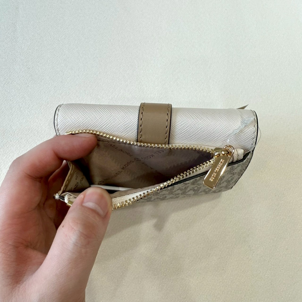 【MK｜全新】現貨 MICHAEL KORS 錢包 短夾 奶茶 拼色 滿版 三摺短夾｜Little Bee 小蜜蜂精品-細節圖2