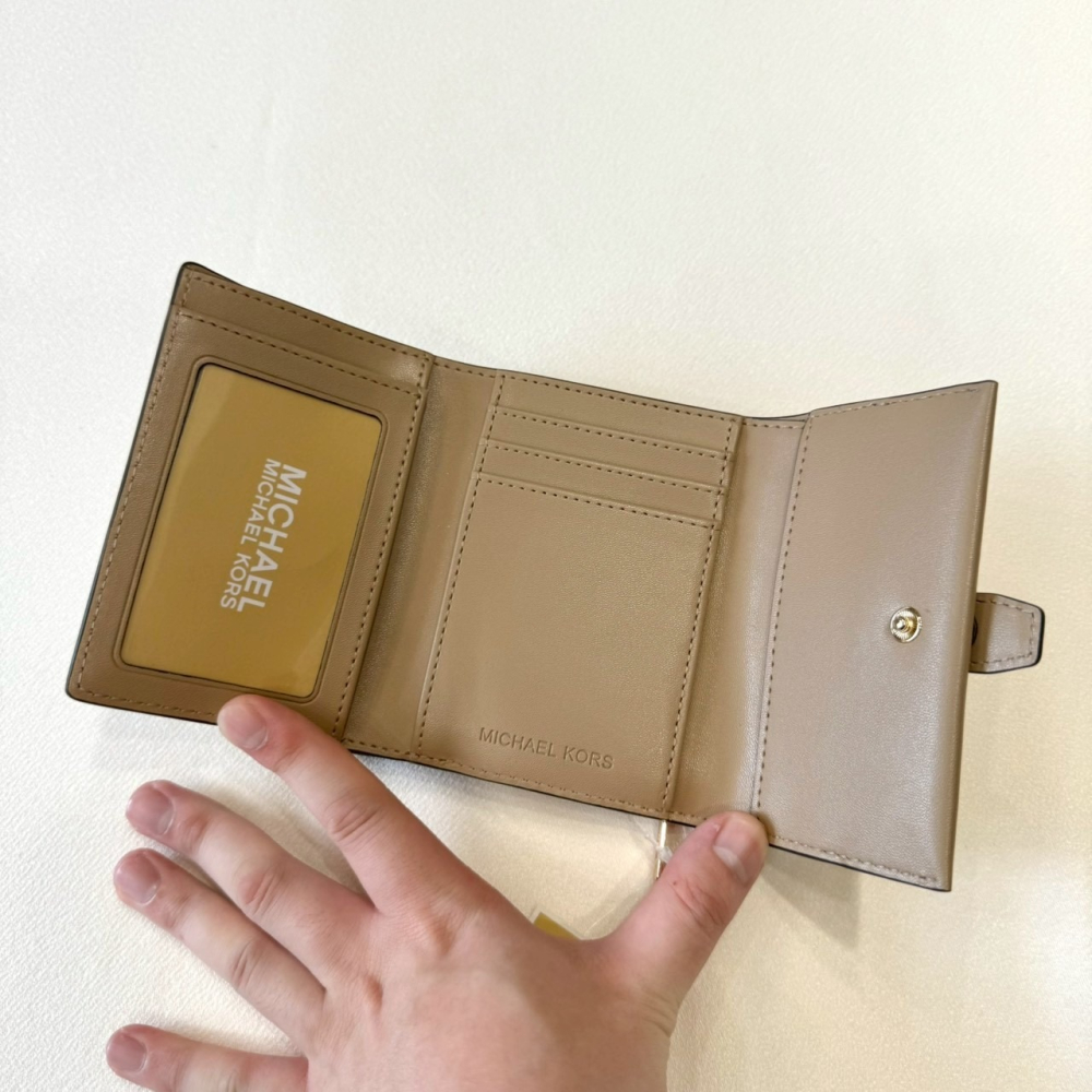 【MK｜全新】現貨 MICHAEL KORS 錢包 短夾 奶茶 拼色 滿版 三摺短夾｜Little Bee 小蜜蜂精品-細節圖3