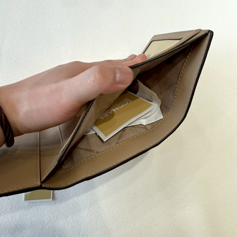 【MK｜全新】現貨 MICHAEL KORS 錢包 短夾 奶茶 拼色 滿版 三摺短夾｜Little Bee 小蜜蜂精品-細節圖4