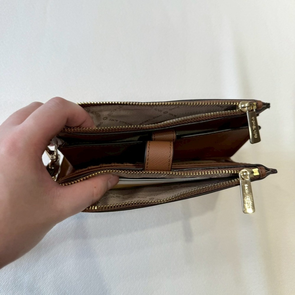 【MK｜全新】現貨 MICHAEL KORS 錢包 多功能夾 咖色 防刮紋 手機夾｜Little Bee 小蜜蜂精品-細節圖2