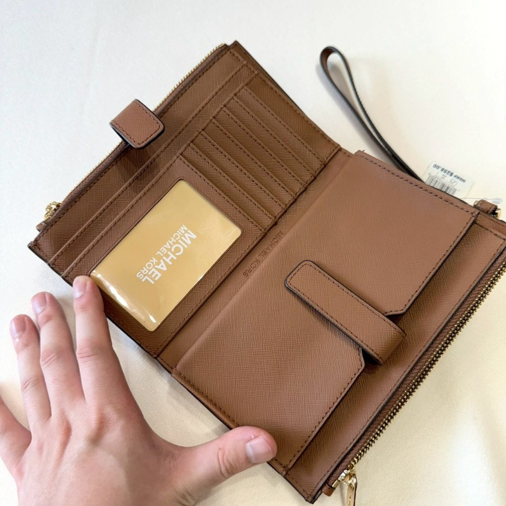【MK｜全新】現貨 MICHAEL KORS 錢包 多功能夾 咖色 防刮紋 手機夾｜Little Bee 小蜜蜂精品-細節圖3
