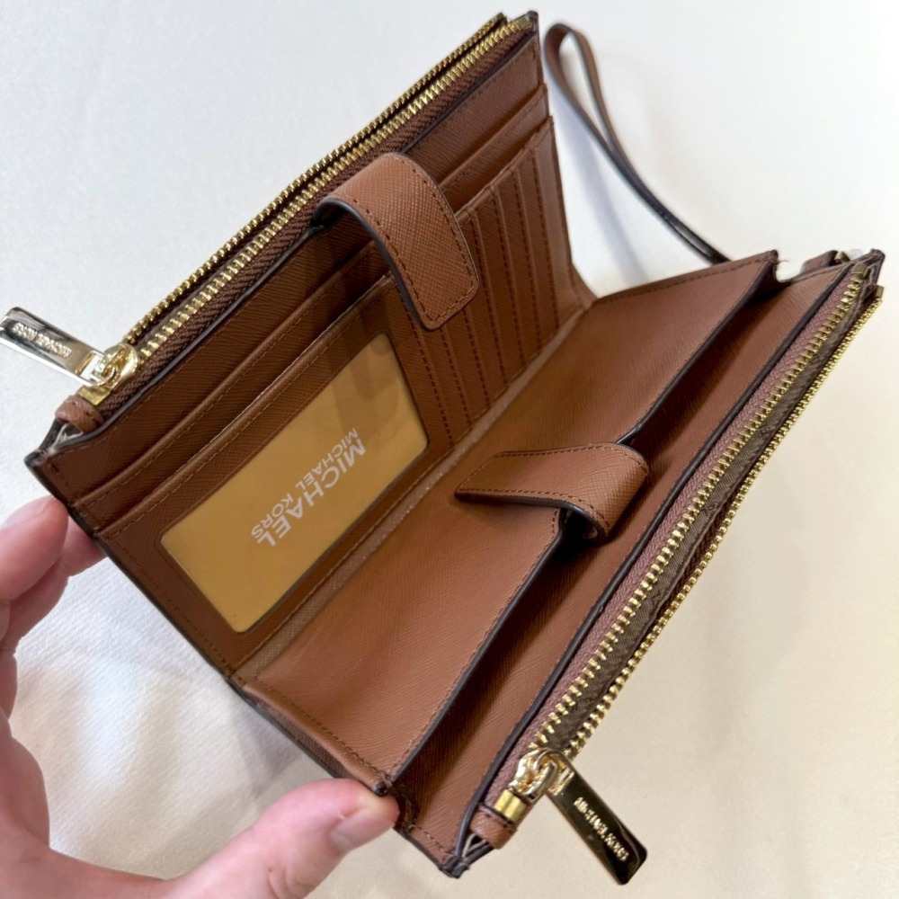 【MK｜全新】現貨 MICHAEL KORS 錢包 多功能夾 咖色 防刮紋 手機夾｜Little Bee 小蜜蜂精品-細節圖4