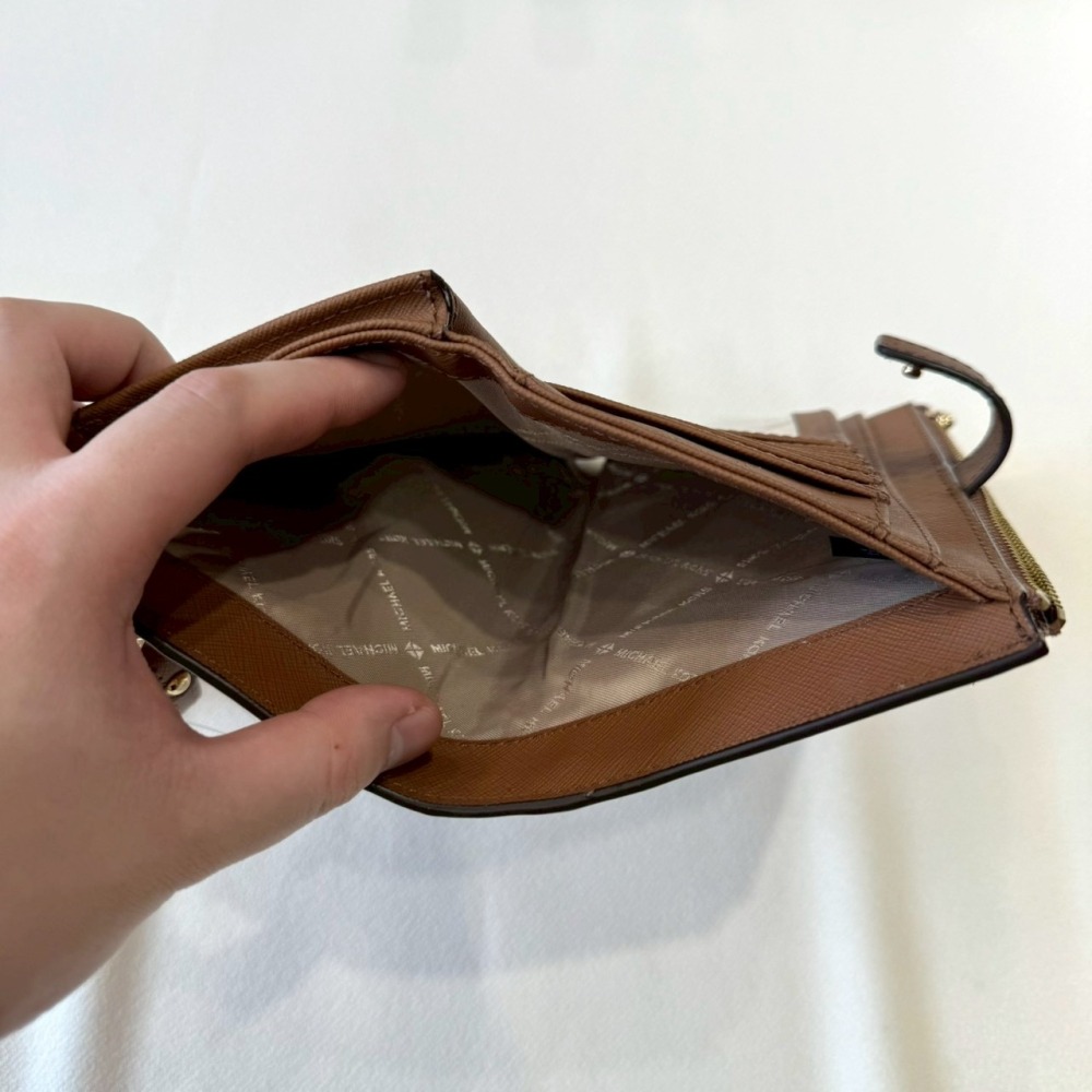 【MK｜全新】現貨 MICHAEL KORS 錢包 多功能夾 咖色 防刮紋 手機夾｜Little Bee 小蜜蜂精品-細節圖5