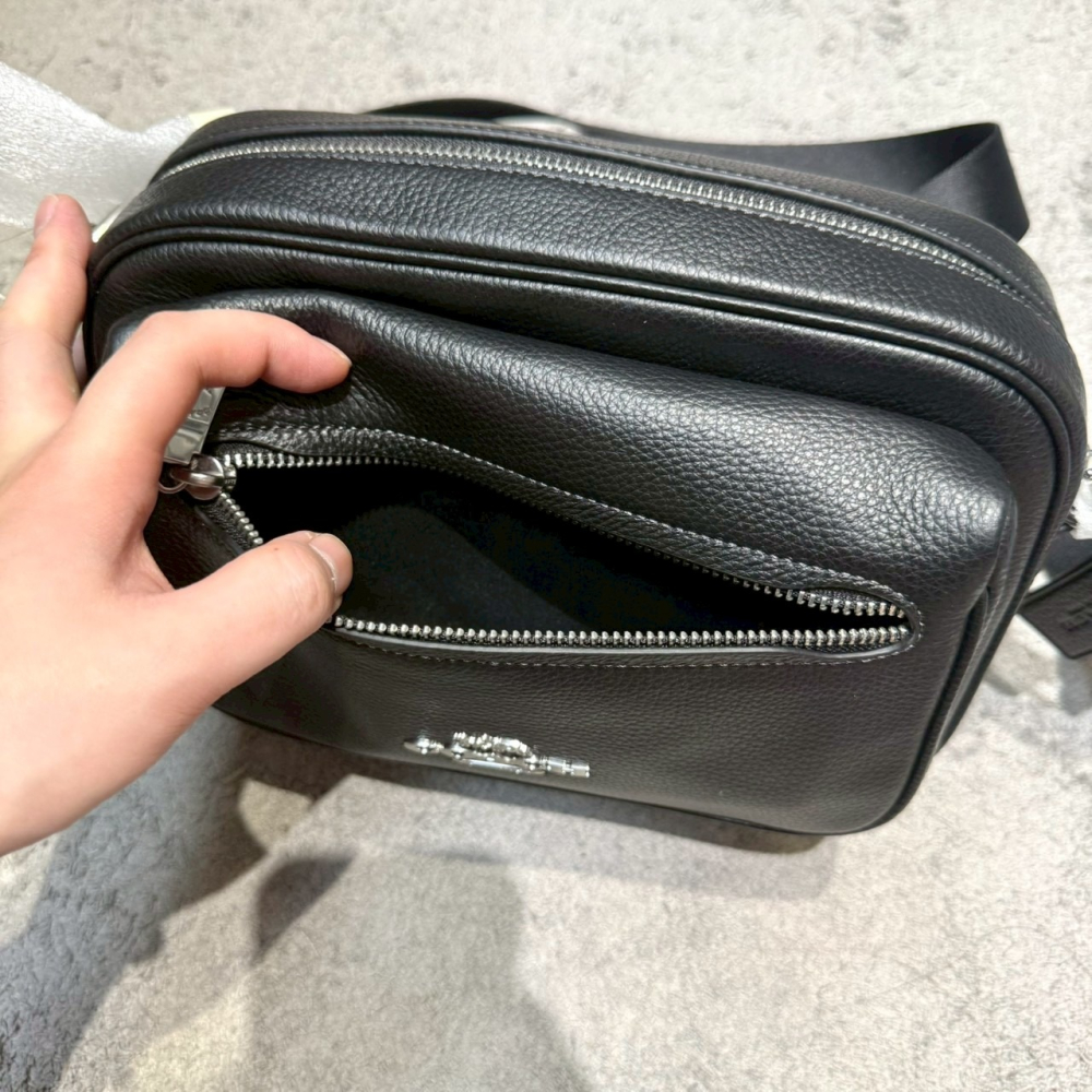 【蔻馳｜全新】現貨 COACH 包包 相機包 男款 銀標 素色 荔枝紋 前口袋 斜背包｜Little Bee 小蜜蜂精品-細節圖3