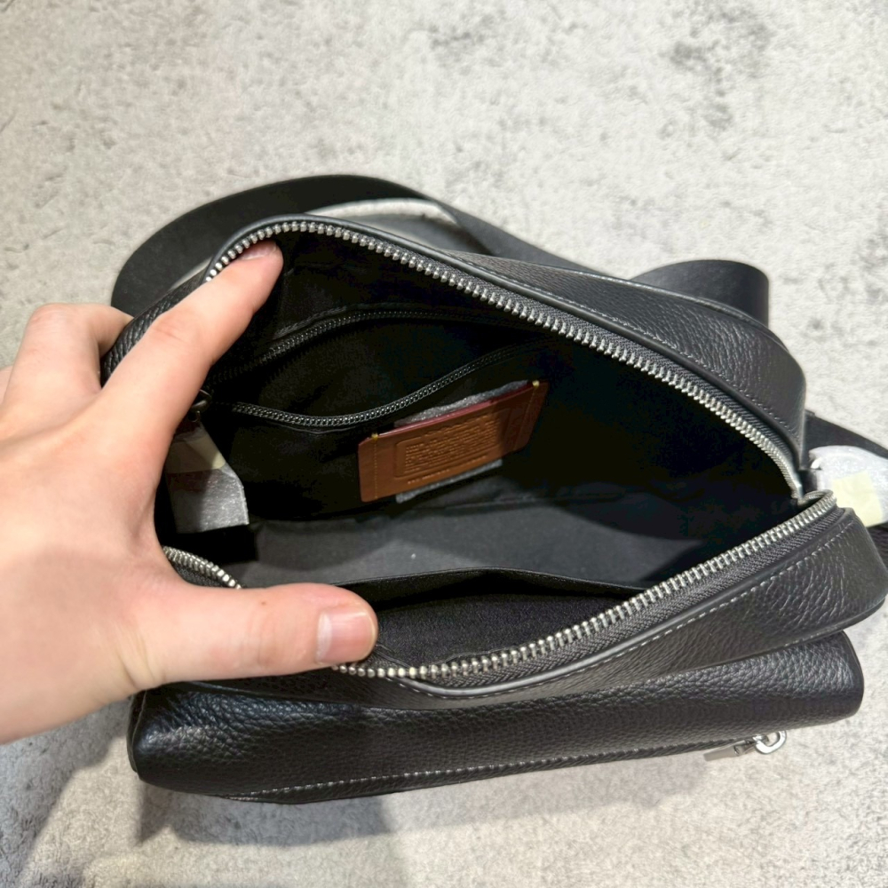 【蔻馳｜全新】現貨 COACH 包包 相機包 男款 銀標 素色 荔枝紋 前口袋 斜背包｜Little Bee 小蜜蜂精品-細節圖4