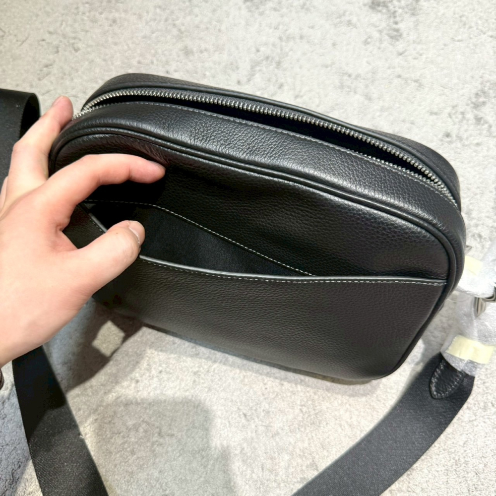 【蔻馳｜全新】現貨 COACH 包包 相機包 男款 銀標 素色 荔枝紋 前口袋 斜背包｜Little Bee 小蜜蜂精品-細節圖5