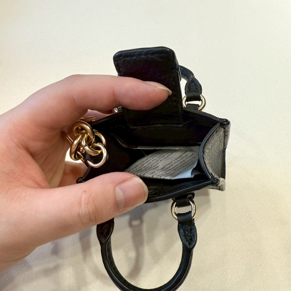 【蔻馳｜全新】現貨 COACH 包包吊飾 琴譜包造型 金標 荔枝紋 鑰匙圈 送禮推薦｜Little Bee 小蜜蜂精品-細節圖3