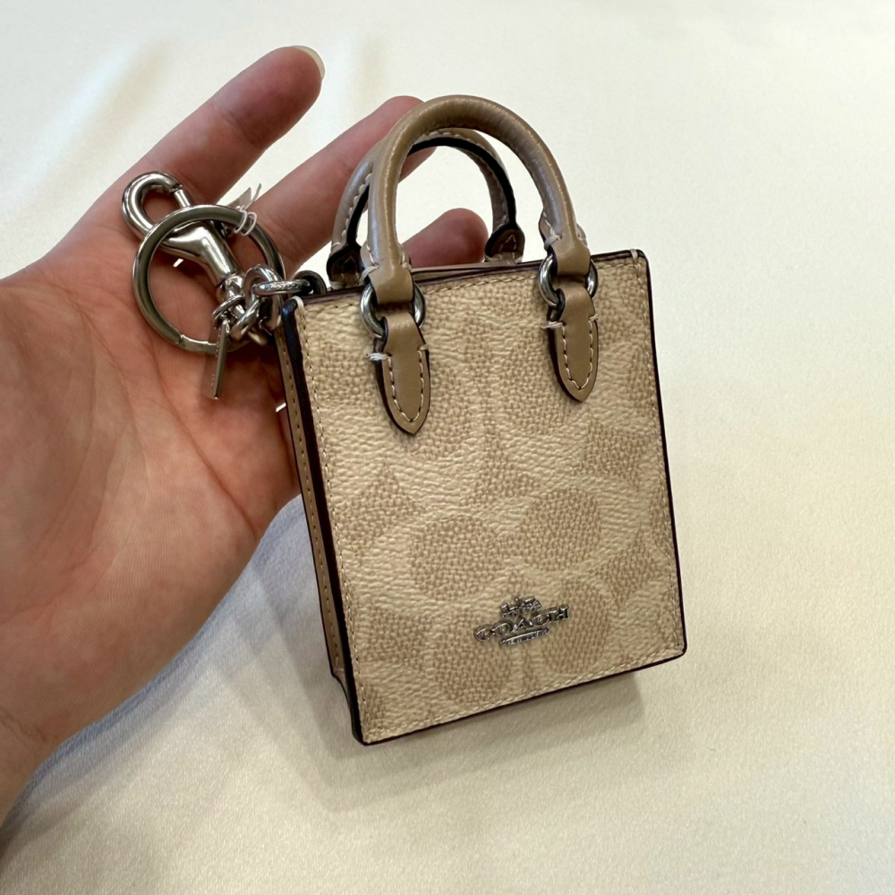 【蔻馳｜全新】現貨 COACH 包包吊飾 琴譜包造型 銀標 奶茶色 滿版 老花 鑰匙圈｜Little Bee 小蜜蜂精品-細節圖2
