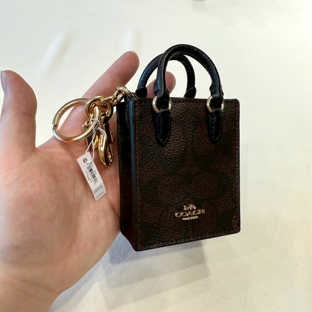 【蔻馳｜全新】現貨 COACH 包包吊飾 琴譜包造型 銀標 咖色 滿版 老花 鑰匙圈｜Little Bee 小蜜蜂精品-細節圖2