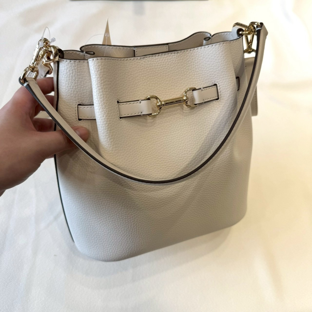 【MK｜全新】現貨 MICHAEL KORS 包包 水桶包 大號 白色 豬鼻子 兩用包｜Little Bee 小蜜蜂精品-細節圖2