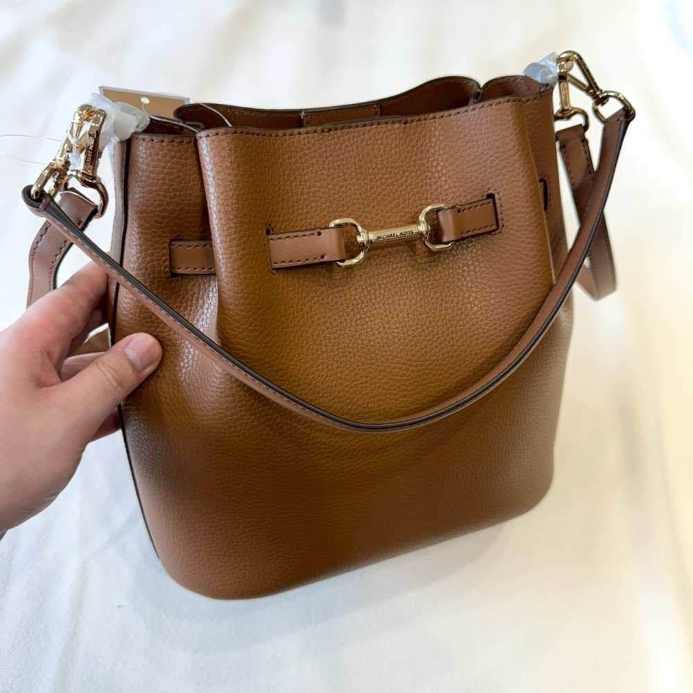 【MK｜全新】現貨 MICHAEL KORS 包包 水桶包 大號 棕色 豬鼻子 兩用包｜Little Bee 小蜜蜂精品-細節圖2