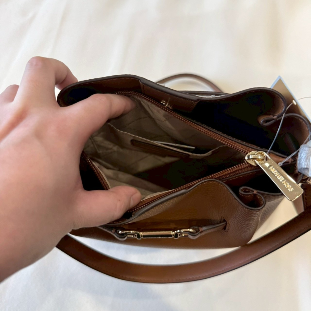 【MK｜全新】現貨 MICHAEL KORS 包包 水桶包 大號 棕色 豬鼻子 兩用包｜Little Bee 小蜜蜂精品-細節圖4