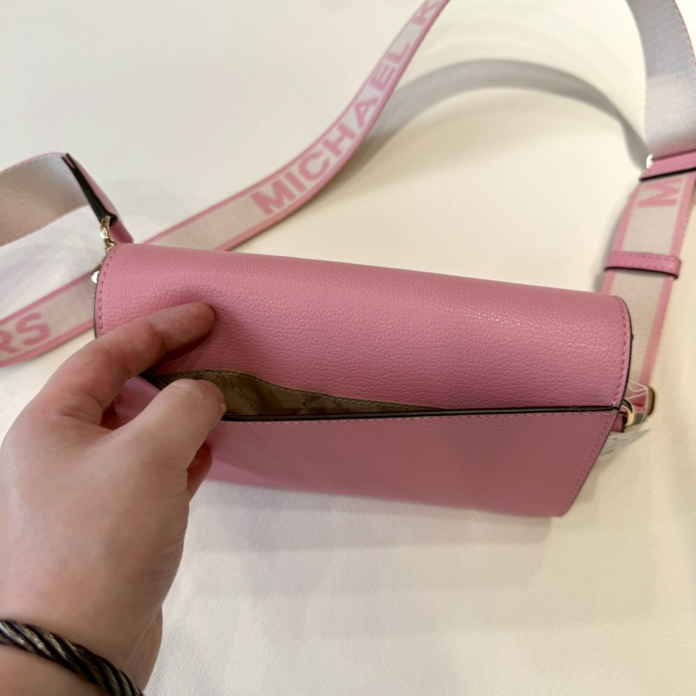 【MK｜全新】現貨 MICHAEL KORS 包包 WOC包 金標 粉色 掀蓋 斜背包｜Little Bee 小蜜蜂精品-細節圖2
