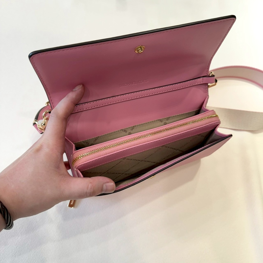 【MK｜全新】現貨 MICHAEL KORS 包包 WOC包 金標 粉色 掀蓋 斜背包｜Little Bee 小蜜蜂精品-細節圖3