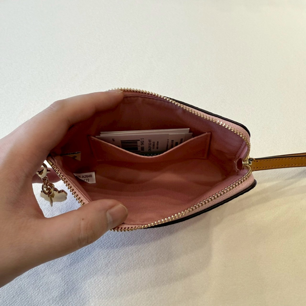 【蔻馳｜全新】現貨 COACH 錢包 手拿包 單層 金標 小號 粉滿版 吊飾款 零錢包｜Little Bee 小蜜蜂精品-細節圖3