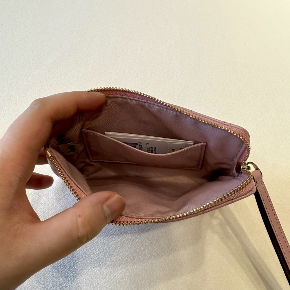 【蔻馳｜全新】現貨 COACH 錢包 手拿包 單層 金標 小號 暗粉色 菱格紋 零錢包｜Little Bee 小蜜蜂精品-細節圖2