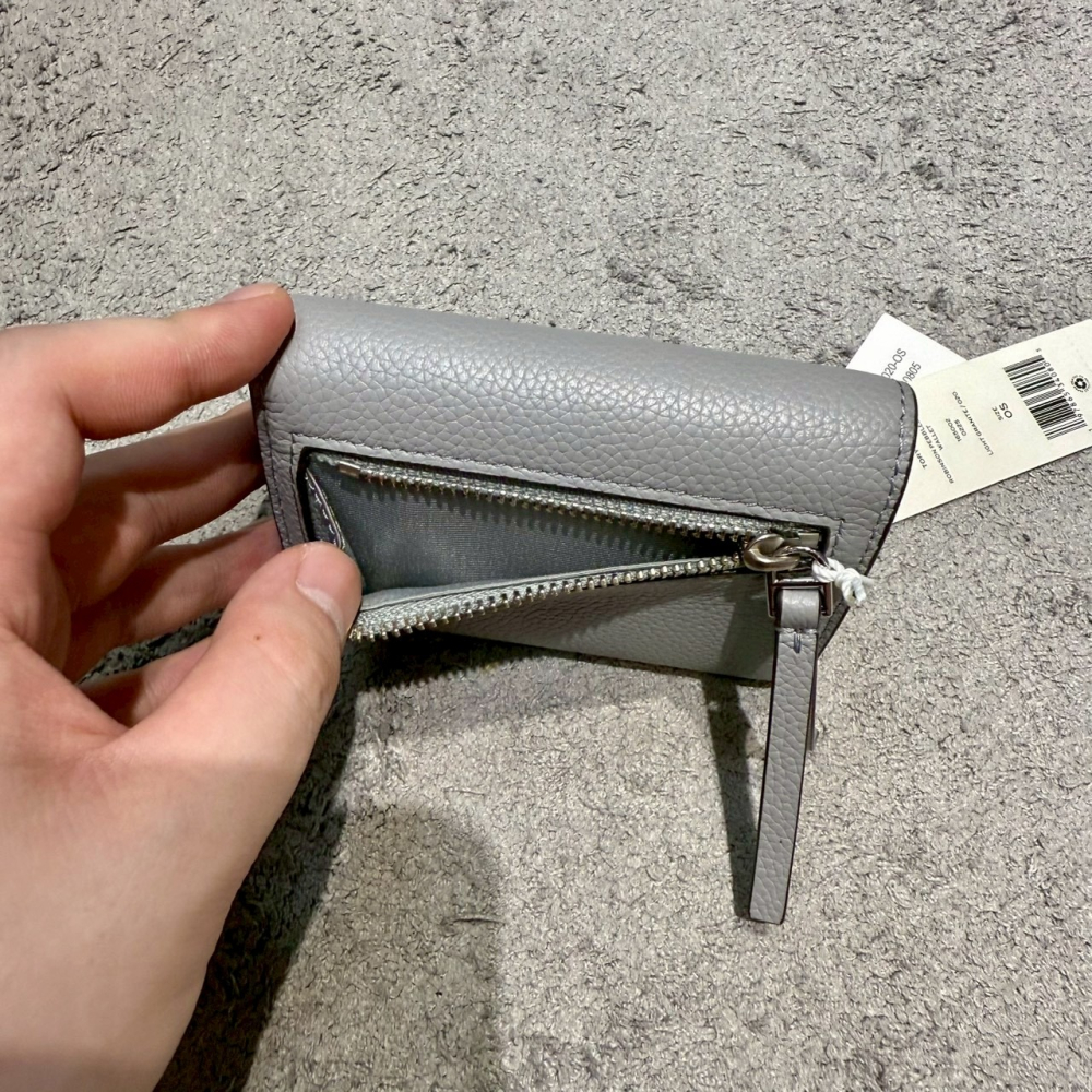 【TB｜全新】現貨 TORY BURCH 錢包 短夾 銀標 荔枝紋 灰色 三摺短夾｜Little Bee 小蜜蜂精品-細節圖2