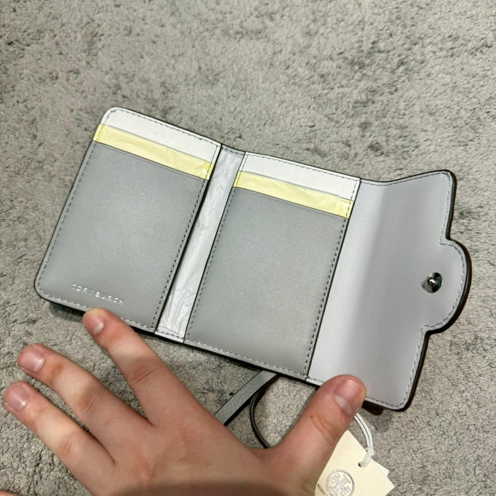 【TB｜全新】現貨 TORY BURCH 錢包 短夾 銀標 荔枝紋 灰色 三摺短夾｜Little Bee 小蜜蜂精品-細節圖3