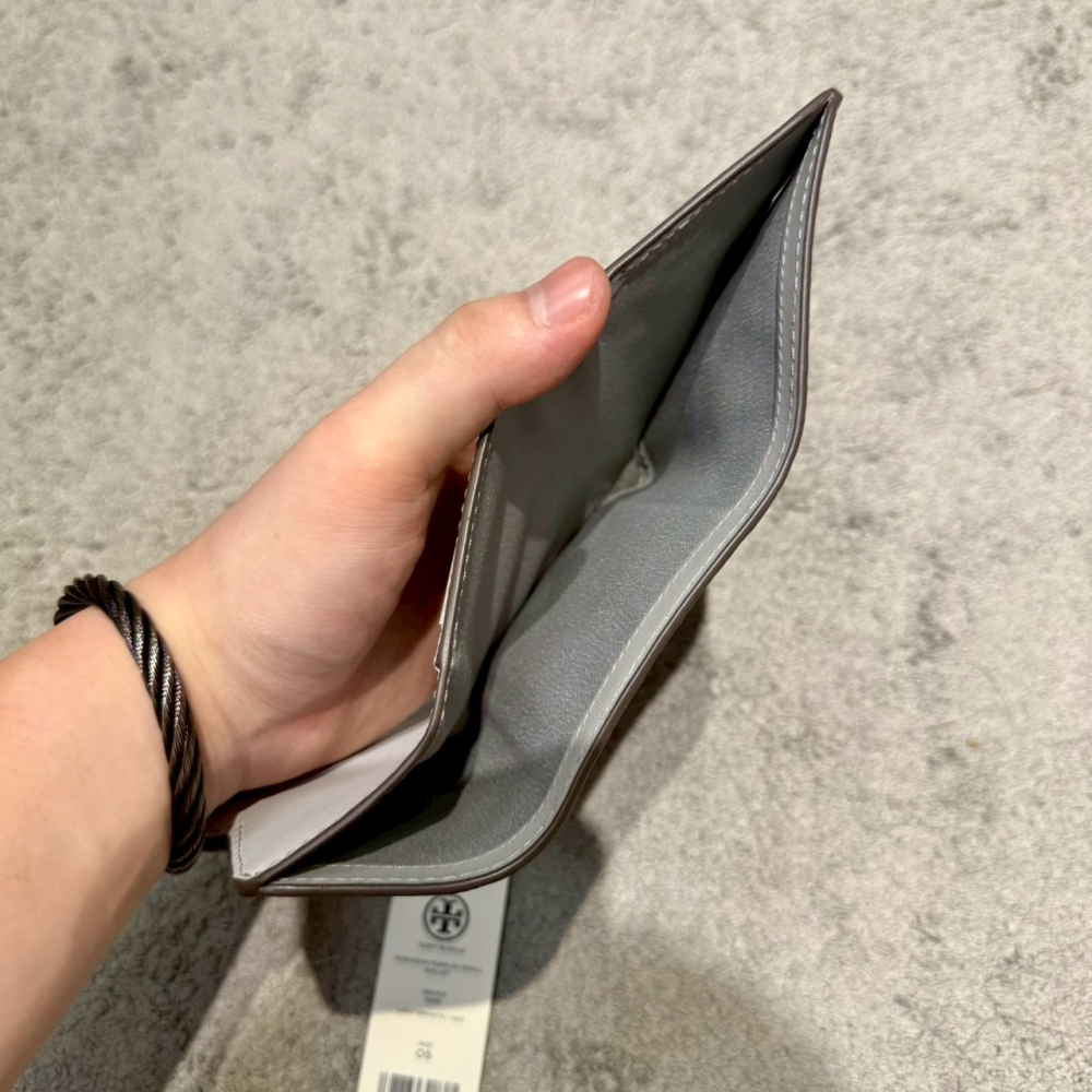 【TB｜全新】現貨 TORY BURCH 錢包 短夾 銀標 荔枝紋 灰色 三摺短夾｜Little Bee 小蜜蜂精品-細節圖4