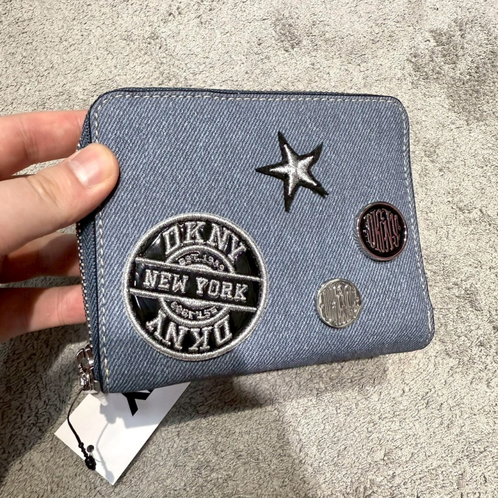 【DKNY｜全新】現貨 錢包 短夾 牛仔藍 滿版 補釘款 拉鍊點夾 送禮推薦｜Little Bee 小蜜蜂精品-細節圖2