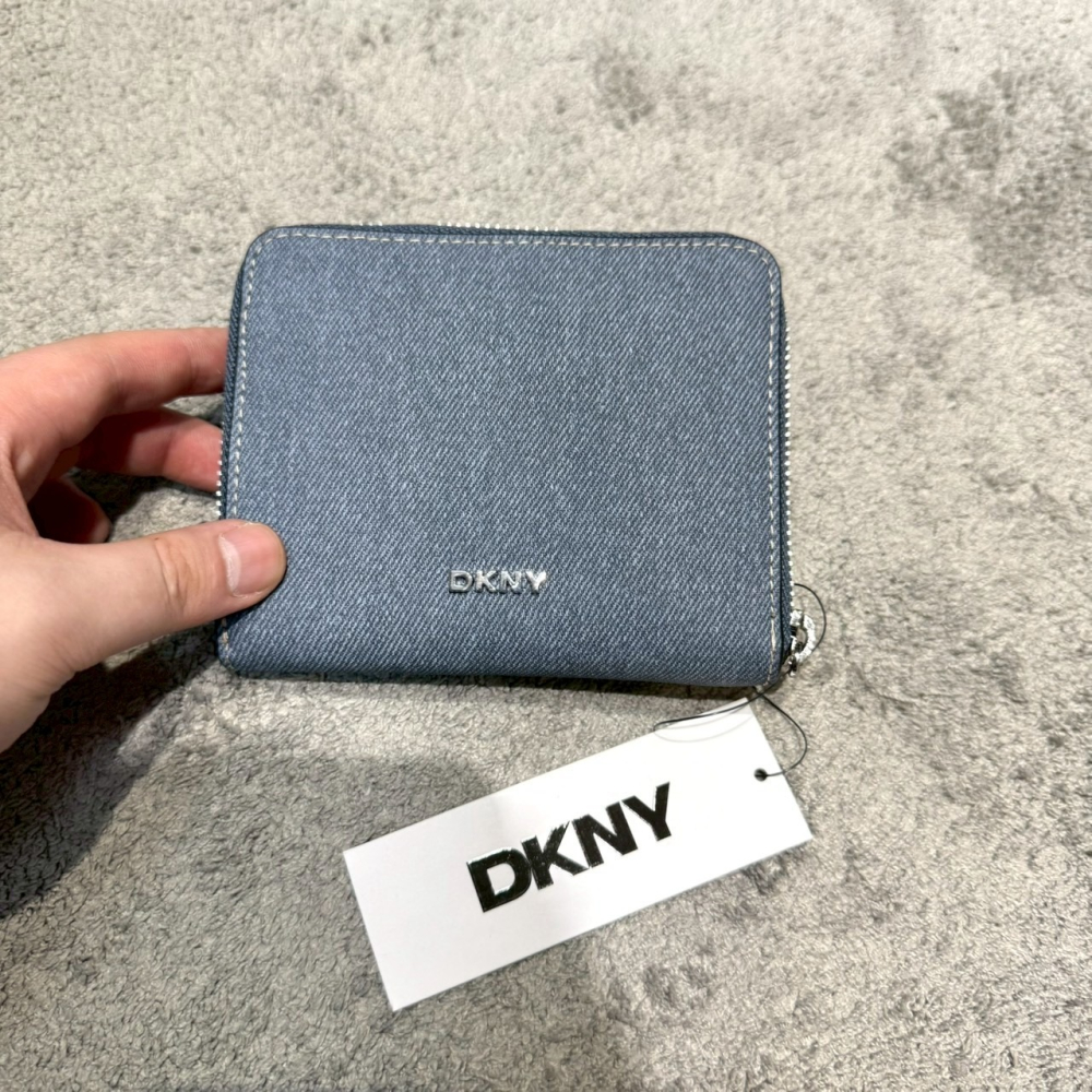 【DKNY｜全新】現貨 錢包 短夾 牛仔藍 滿版 補釘款 拉鍊點夾 送禮推薦｜Little Bee 小蜜蜂精品-細節圖3